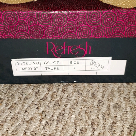 NIB REFRESH Vegan Leather 7 Taupe Wedges - Picture 6 of 6